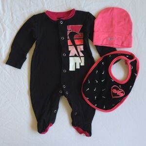 Nike Baby 0-3M Black Pink Swoosh Sleeper Hat & Bib Layette Set Lot Bundle